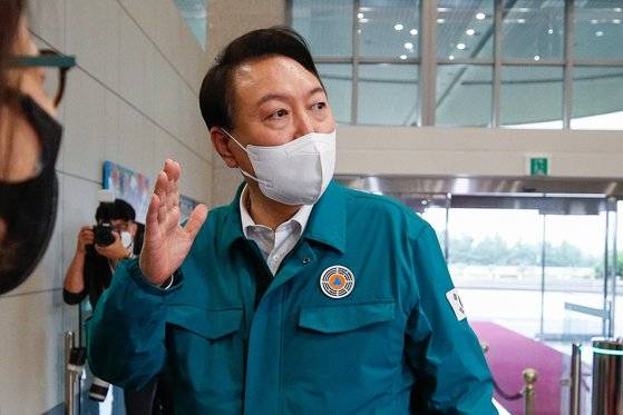 윤석열 대통령이 지난 5일 오전 용산 대통령실에서 기자들과 출근길 문답(도어스테핑)을 하고 있다. 뉴스1