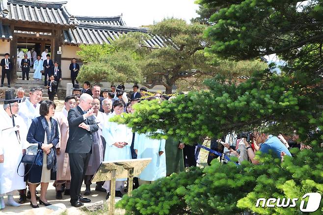 영국 엘리자베스 2세 여왕의 차남 앤드루 왕자가 14일 경북 안동시 하회마을을 찾아 서애 류성룡의 종택 충효당 앞 구상나무를 살펴보고 있다. 이 나무는 엘리자베스 여왕이 1999년 안동 하회마을 방문을 기념해 심은 것이다. 2019.5.14/뉴스1 ⓒ News1 공정식 기자