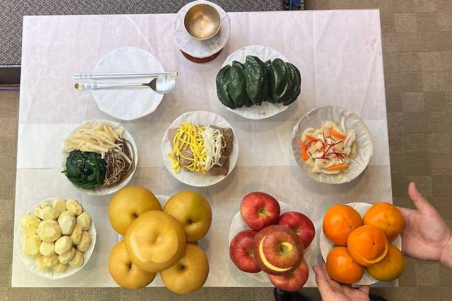 성균관의례정립위원회는 5일 서울 중구 프레스센터에서 '대국민 차례 간소화 기자회견'을 갖고 간소화 된 차례상 예시를 발표하고 있다.ⓒ뉴시스