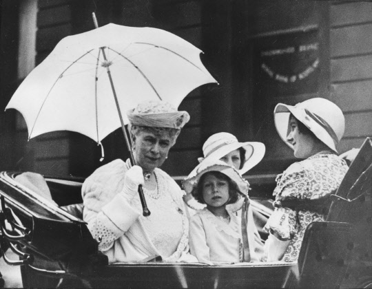 1933년 7살이던 엘리자베스 2세 여왕(가운데)이 부왕 조지 6세의 생일을 축하하는 군기 분열식을 마친 뒤 차를 타고 이동하고 있다. 이 무렵 가족들은 어린 엘리자베스를 릴리벳이라고 불렀다. <AP=연합뉴스>