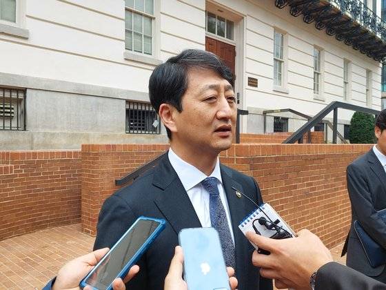 (워싱턴=뉴스1) 김현 특파원 = 안덕근 통상교섭본부장이 7일(현지시간) 워싱턴DC 미 무역대표부(USTR) 청사에서 캐서린 타이 대표와 면담 후 특파원들과 대화를 나누고 있다. 이날 안 본부장은 미 인플레이션 감축법(IRA)에 따른 한국산 전기차 차별 문제와 관련해 미 무역대표부(USTR)와 이를 해결하기 위한 양자간 협의 채널을 개시하기로 합의했다고 밝혔다. (워싱턴 특파원단 제공) 2022.9.8/뉴스1