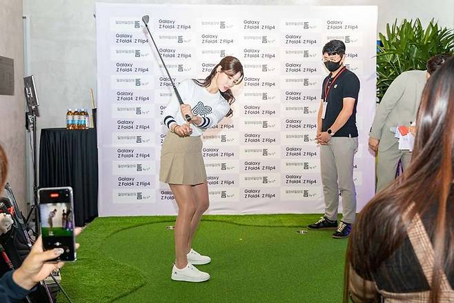 LG유플러스가 지난 7일 서울 강남구 강남대로 426에 위치한 일상비일상의틈에서 고객들과 함께 ‘프라이빗 틈 하우스 파티’를 개최했다. 행사에 참석한 박진이 프로가 초청객을 대상으로 ‘원 포인트 레슨’을 진행하는 모습