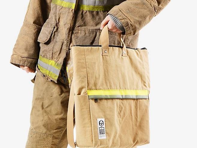 지난 7년 동안 총 17톤의 폐방화복이 업사이클링 가방으로 만들어졌다. 지난해만 8톤(약 2400벌)의 폐방화복이 재생됐다.