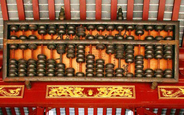 주가각 성황묘 대전인 성황전 상단에 대형 주판이 걸려 있다. ⓒ최종명