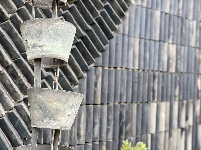 육사박물관 사무동 외벽에는 전통 악기인 편종의 이미지를 본뜬 우수관이 설치돼 눈길을 사로잡는다. 김상진 기자