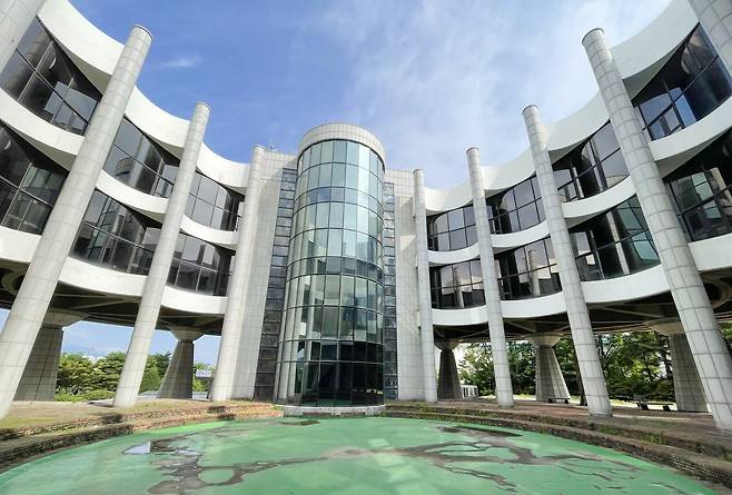 김중업 건축가는 육사박물관 가운데 빈 공간을 중정(中庭)으로 만들었다. 여기엔 당초 분수가 설치돼 있었다. 김상진 기자