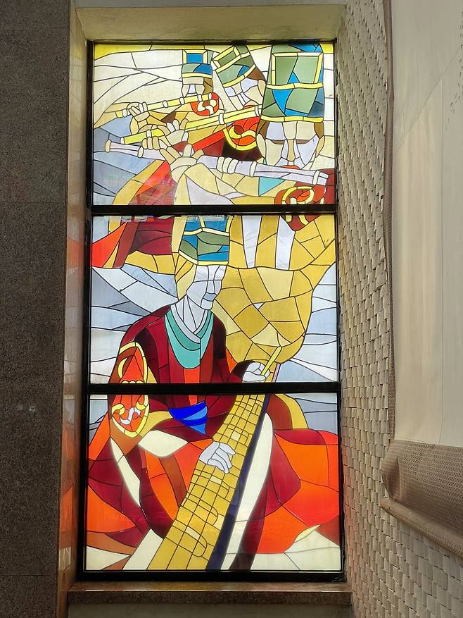 육사박물관에 들어서면 빛에 반사된 스테인드 글래스가 눈에 들어온다. 궁중음악 등 한국적인 모습을 담았다. 김상진 기자