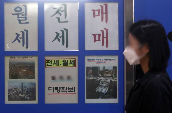 (서울=뉴스1) 송원영 기자 = 17일 서울 도심의 한 부동산에 '월세' 상담을 알리는 문구가 붙어 있다. 올해 상반기 서울 아파트 임대차시장에서 월세 거래가 역대 최다 수준으로 나타났다. 이날 서울부동산정보광장에 따르면 올해 1~6월 서울 아파트 월세 거래량은 이날까지 4만2087건으로 집계됐다. 관련 통계를 집계한 2011년 이후 상반기 기준 가장 많은 수준이며, 4만건 이상을 기록한 것도 올해가 처음이다. 2022.7.17/뉴스1