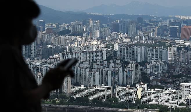 지난달 16일 서울 여의도 63스퀘어에서 바라본 아파트 모습. 황진환 기자