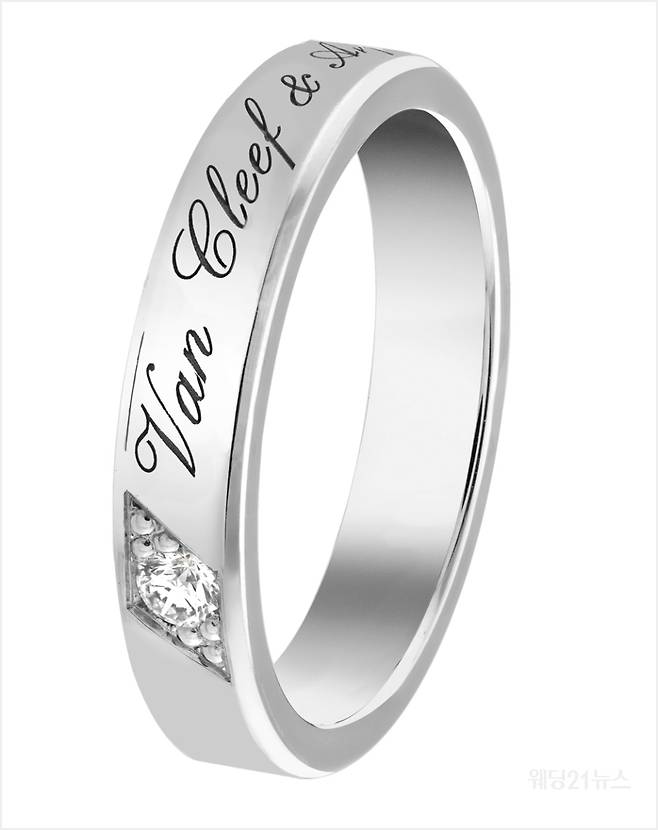 사진 : 반클리프 아펠 뚜쥬르 시그니처 에또왈 웨딩 밴드 390만원대 ⓒVan Cleef & Arpels