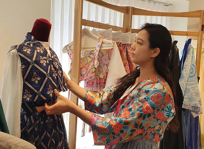 8일 서울 종로구 팔판동에 위치한 ‘단하주단’에서 만난 김단하 한복 디자이너. 조성민 기자