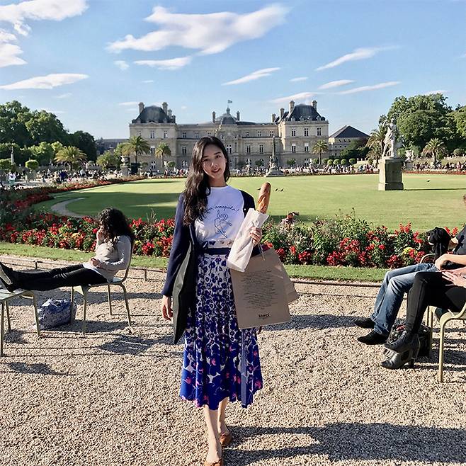 2016년 8월 프랑스 파리 룩셈부르크 공원에서 한복을 일상복과 매치해 입고 여행하는 김단하 디자이너. 위에는 티셔츠와 가디건을, 아래는 한복 허리치마를 입고 있다. 김단하 제공