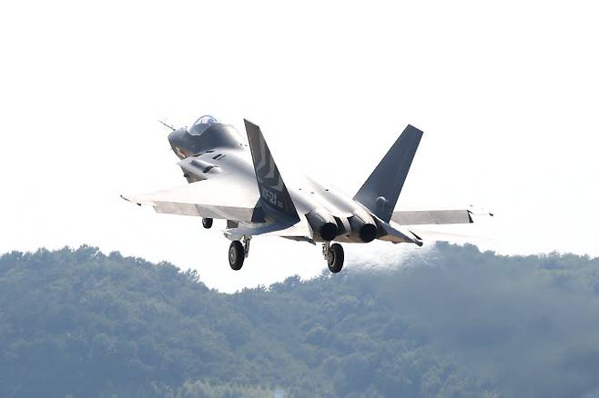 한국항공우주산업(KAI)이 개발하고 있는 KF-21 전투기가 시험비행을 위해 이륙하고 있다. (사진=KAI)