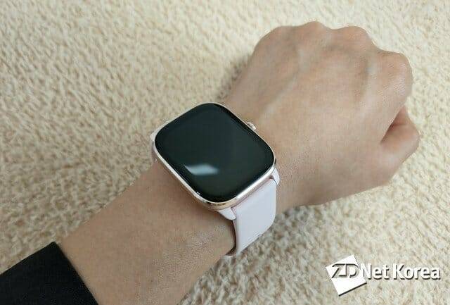 어메이즈핏이 지난 8월 출시한 초경량 스마트워치 어메이즈핏 GTS 4 미니를 착용한 모습 (사진=지디넷코리아)