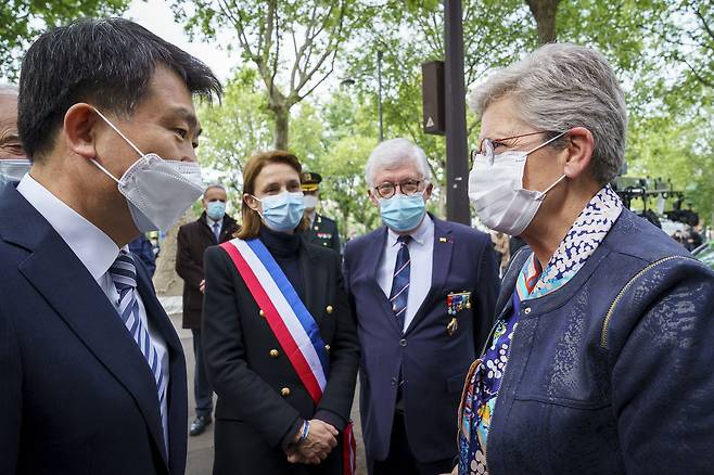 2021년 5월 파리 센강 변에 있는 프랑스군의 6·25전쟁 참전 기념비의 하단에 전사자 292명의 이름을 새겨 넣은 동판을 공개하는 행사. 쥬느비에브 다리외섹 프랑스 보훈장관(오른쪽)과 유대종 주프랑스대사(왼쪽). 오른쪽에서 두번째가 파트리크 보두앵 6.25전쟁 프랑스 참전용사협회 회장이다./프랑스 국방부