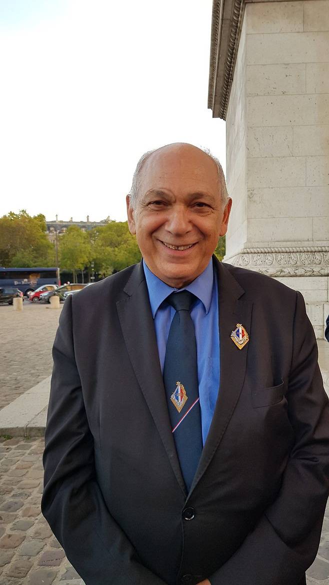 2019년 10월 파리 개선문에서 열린 프랑스군의 6.25전쟁 참전 기념식에 참석했을 당시 로제 캥타르씨. 유엔군 문양의 넥타이를 매고 있다./파리=손진석 기자