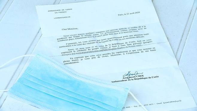 오즈왈드씨가 방송 인터뷰에서 주프랑스한국대사관으로부터 받았다는 편지와 마스크를 보여줬다./프랑스3