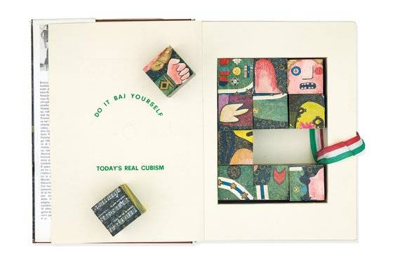 초현실주의와 다다이즘의 영향을 받은 예술가 엔리코 바이는 12개 큐브의 72개 면에 다른 그림을 그려 형태를 분해하고 조합할 수 있는 『세계에서 가장 큰 예술 책』을 만들었다. ⓒ Enrico Baj