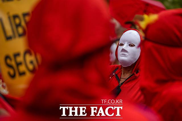 1995년 이후 성매매가 합법화 된 스페인에서 최근 성 산업에 대한 철퇴 시도가 진행 중에 있다. 특히 스페인 의회에서 성매매 업주와 구매자들에게 최고 4년 형을 처하게 하는 등의 내용이 담긴 '성매매 근절법' 입법을 추진하자, 일각에서는 '성 노동자들에 대한 폭력을 멈춰라, 당장'이라며 처벌 반대 목소리를 내고 있다. /마드리드=AP.뉴시스