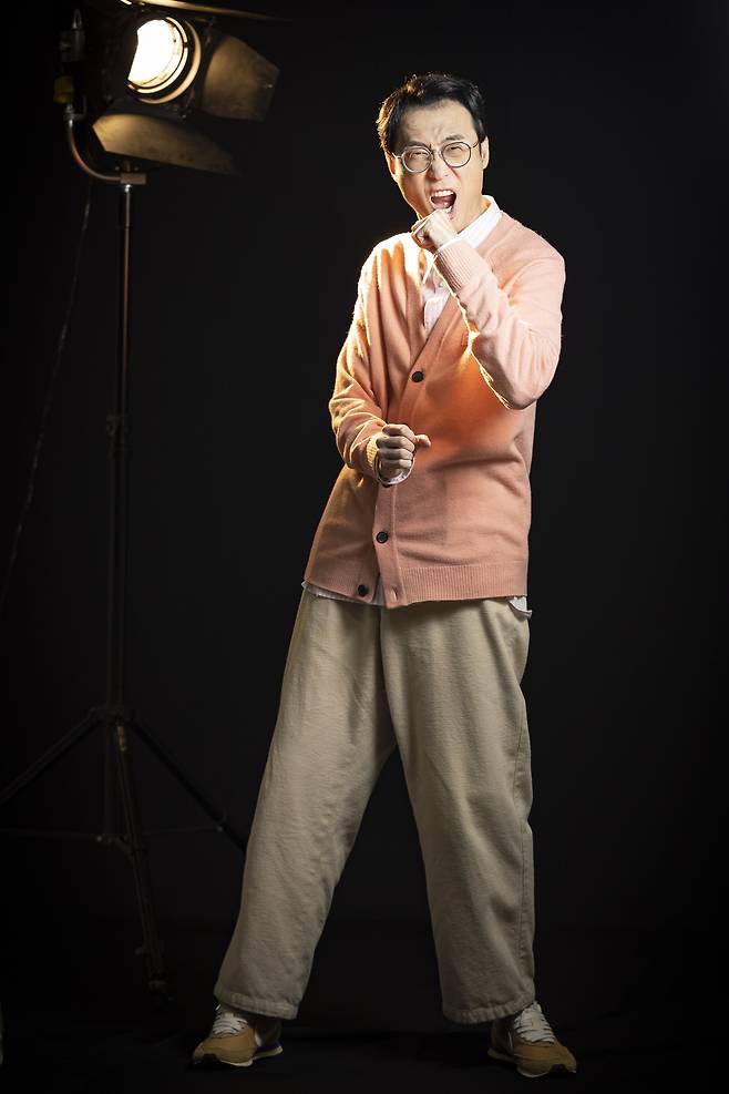 이윤석은 "부끄러움을 많이 타면서도 뭔가는 해보고 싶어 하는 모순적인 성격"이라고 했다. "평생 마이너였다"고도 했다. '안 웃긴 개그맨', '얌전한 록 마니아' 캐릭터도 그렇다. 전민규 기자