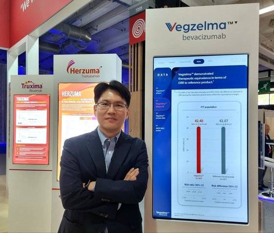 지난 9일(현지시간)부터 13일까지 5일간 프랑스 파리에서 열리는 유럽종양학회(ESMO)에 참석한 김성현 셀트리온 의학본부장이 홍보부스에서 자사 항암 항체 바이오시밀러 '베그젤마'를 소개하고 있다. 셀트리온 제공.