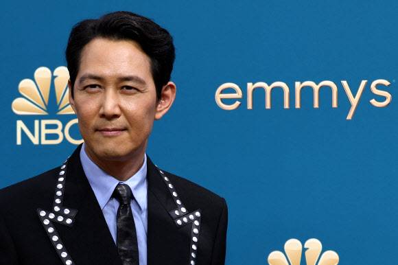 이정재 - 미국 TV예술과학아카데미는 한국시간 13일 마이크로소프트 극장에서 제74회 에미상 시상식을 연다.‘오징어 게임’은 작품상을 포함해 감독상,각본상,남우주연상(이정재),남우조연상(박해수·오영수),여우조연상(정호연) 6개 부문 후보에 올랐다. 로이터 연합뉴스