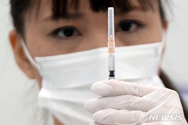 [도쿄=AP/뉴시스]일본 코로나19 백신 접종자료사진. 2022.08.01.