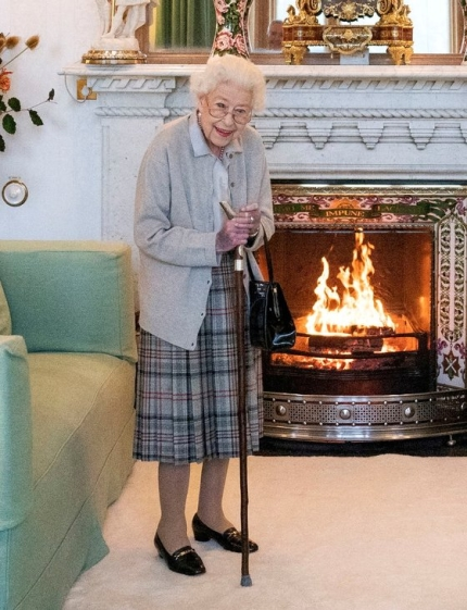 지난 6일(현지시간) 스코틀랜드 밸모럴성에서 리즈 트러스 영국 신임 당 대표 및 차기 총리 내정자를 맞이한 엘리자베스 2세 여왕. 로이터연합뉴스