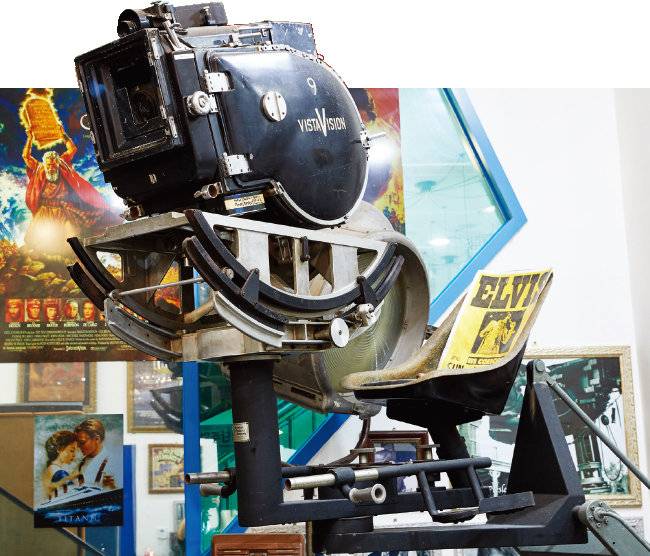 비스타비전 카메라(VistaVision, 1954). 엘비스 프레슬리가 좋아하고, ‘스타워즈'를 촬영한 카메라로도 유명하다. 현재 파노라마 포맷 영화 화면 비율(1.85:1)의 카메라.