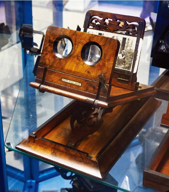 스테레오스코프(Stereoscope, 1890). 장치 안에 하나의 물체를 다른 각도에서 찍은 여러 장의 사진을 동시에 보게 해 물체를 입체적으로 보이도록 했다.