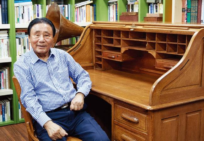 실제 에디슨이 사용한 의자에 앉은 손성목 참소리박물관장. 책상 역시 에디슨이 직접 쓰던 것이다.