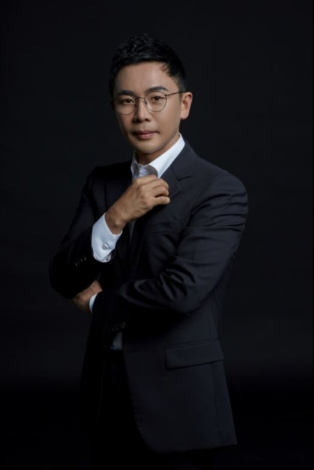 Seol Min-Seok, who stopped broadcasting due to controversy over historical distribution, plagiarism, apologized ahead of his return.The program that appears this time is a culture that deals with the Greek Rome Shinhwa, which is the basis of Western history and philosophy.It is unclear whether it will be able to recover the trust that has already collapsed due to fake and false to content that claims to be true.Seol Min-Seok posted an apology on his Facebook page on Saturday.I had a deep reflection time after getting off all the broadcasts due to plagiarism of my masters thesis in December 2020 and inaccurate information during broadcasting, he said. I am spending time looking back on myself while working on my research with my mindset when I first encountered history.We have been preparing hard to repay those who have sent generous affection and advice over the past time with authentic content, and we will be able to greet you again soon.Seol Min-Seok reiterated, I do not think my mistakes will be easily washed away by such a short period of self-sufficiency.I will be faithful to my role as an information messenger in a more thorough and responsible attitude in the future. He added, I would like to say that I am sorry again to many people who have given me excessive love and scholars and educators who are still studying hard.Earlier in the day, MBN said it cast Seol Min-Seok as MC for the new program Greece Rome Shinhwa - The Privacy of the Gods.The Private Life of the Gods scheduled to be broadcast in early October is a talk show that digs into the contemporary reading and classic Greece Rome Shinhwa.Seol Min-Seok will take on the innate Kahaani Teller who delivers difficult stories easily and funly.The production team said, Kahaani Teller Seol Min-Seok will be easy and fun to hear and feel like a black hole.Seol Min-Seok was embroiled in a history distortion and paper plagiarism controversy in December 2020.At that time, TVN Seol Min-seoks naked world history lecture contents were found to be incorrect and incorrect.In addition, suspicions of plagiarism of the Ideological Dispute Study in the Description of Korean Modern and Contemporary History Textbook submitted to Yonsei University Graduate School of Education in 2010 were raised.So I got off all the broadcasts that were appearing, including Seol Min-seoks naked world history and MBC Bigs over the line.At the time of the controversy, Seol Min-Seok said, I will acknowledge and reflect on everything.It is not an atmosphere that viewers are happy with the declaration of the return of Seol Min-Seok, who has finished self-sufficient in two years.Because it was Seol Min-Seok who taught Korean history by calling himself an educator, lack of knowledge of history and plagiarism of papers were more serious problems.Seol Min-seok, who caught the hearts of viewers with a pleasant gesture and a funny history lecture that fits in the ears, turned out to be a fake and crashed.Viewers are smart because they are going to attract viewers again with their talks. As they call themselves educationalists, they should recognize their great responsibility.