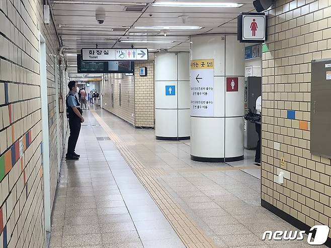 서울 지하철 신당역 여자 화장실에서 14일 밤 9시쯤 30대 남성이 20대 여성 역무원에게 흉기를 휘둘러 숨지게 했다. 사진은 15일 신당역 화장실 모습. ⓒ News1 ⓒ News1 조현기 기자
