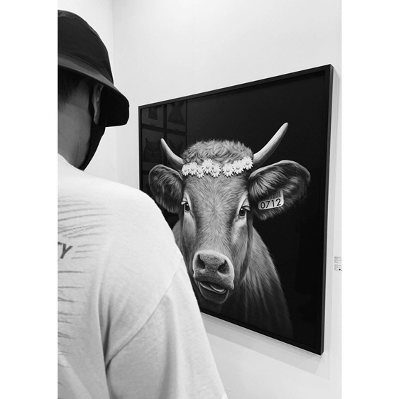 Actor So Ji-sub has emanated the charm of Shoganji.So Ji-sub posted a picture on his instagram on the 15th with an article entitled Shoot Fighting. Lost.So Ji-sub in the public photo is watching the work with the picture of the cow.So Ji-sub, whose nickname is Shoganji, laughed at the fight with the cow in the picture.So Ji-sub, meanwhile, married reporter Jo Eun-jung, who is 17 years younger, in 2020; the film is set to open in October.