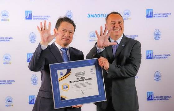 인천국제공항공사는 14일(현지시각) 폴란드 크라쿠프에서 열린 '제4회 국제공항협의회(ACI) 고객경험 글로벌 써밋'에서 ACI 고객경험인증 프로그램의 최고등급에 해당하는 5단계 인증을 획득했다. 인천국제공항공사 김경욱 사장(왼쪽)이 5단계 인증패 수상 후 ACI 루이스 펠리페(오른쪽) 사무총장이 5단계를 상징하는 손가락을 펴들고 있다. 공항사진기자단