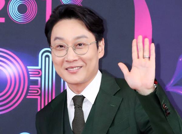 지난달 가족과 함께 캐나다로 떠난 방송인 이휘재가 자신이 맡고 있던 예능에서 사실상 퇴출되자 큰 충격과 상실감을 느낀 것으로 전해졌다. 사진은 지난 2018년 12월22일 서울 영등포구 여의도동 KBS 본관 시청자광장에서 열린 '2018 KBS 연예대상' 레드카펫 행사에 참석한 이휘재. /사진=뉴스1