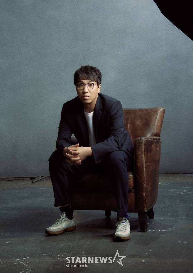 넷플릭스 오리지널 시리즈 '수리남'의 윤종빈 감독이 15일 진행된 인터뷰를 위해 포즈를 취하고 있다. '수리남'은 남미 국가 수리남을 장악한 무소불위의 마약 대부로 인해 누명을 쓴 한 민간인이 국정원의 비밀 임무를 수락하며 벌어지는 이야기다. /사진제공=넷플릭스 2022.09.15 /사진=이동훈 기자 photoguy@