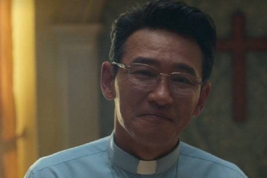 넷플릭스 드라마 ‘수리남’ 속 전요환(황정민분) 목사