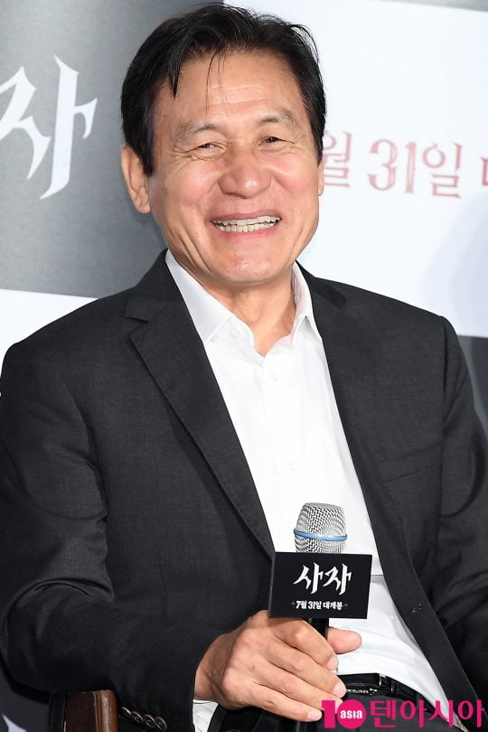 Actor Ahn Sung-kis blood cancer battle has been reported.Ahn Sung-ki attended the opening ceremony of Bae Chang-hos 40th anniversary special exhibition held at Seoul CGV Apgujeong on the 15th.On this day, Ahn Sung-ki stood with his hands and feet swollen and his face swollen.Ahn Sung-ki wearing Wig and Actor Kim Bo-yeon, who is supporting him, were worried about tears constantly.Ahn Sung-kis emaciated appearance was reported in real time through Photo News, and 2020 yearThe healthanomaly mentioned from has been wedged in.The appearance of Ahn Sung-ki, who was swollen more than when he attended the Cultural Entertainment Grand Prize last December, made me feel that there was a problem with health at a glance.Ahn Sung-kis agency responded to the health abnormality by saying there is no problem, but Ahn Sung-ki said in a telephone interview with the Chosun Ilbo that blood cancer has occurred and has been battling for more than a year.I was treated for chemotherapy and recently had a little better health so I could go out (with chemotherapy) and Im a bit heady when I take off Wig, said Ahn Sung-ki.Actor Kang Soo-yeons funeral was also late for blood cancer chemotherapy.Chemotherapy has lost his hair and his condition is not good, so he did not go to the stage greeting of the movie Hansan.You cant work with this head, and Ill be back in a more healthy shape, added Ahn Sung-ki.Ahn Sung-ki, born in 1952, is 71 years old in Korea. He represents the industry to the point that he is called the true adult of the Korean film industry.In 1957, he debuted to the movie Twilight Train and appeared in more than 70 films as a child, and 90 films after becoming an adult.It is called National Actor by performing genres such as Whale Hunting, Tucaps, Piano-playing President, Silmido, Korean Peninsula, Radio Star, Gorgeous Vacation and Lion.In In the name of his son, he showed a thrilling action even at an old age.The health anomaly of Ahn Sung-ki is 2020 yearIt comes as news of being admitted to a hospital in Seoul and being treated for more than 10 days.He stood in the official stone with his face and swollen face and continued to talk about the movie with his swollen face in the interview In the name of his son.At that time, I was worried that I was hospitalized in October last year due to poor condition and overwork. I am in good condition now.Health has been managing to continue to exercise since he was very young, said Ahn Sung-ki, who hid the blood cancer battle and stood in front of Audience.On the 15th, Ahn Sung-ki was revealed and the peoples desire to Cheering and cure him after revealing the fact of blood cancer battle is continuing.