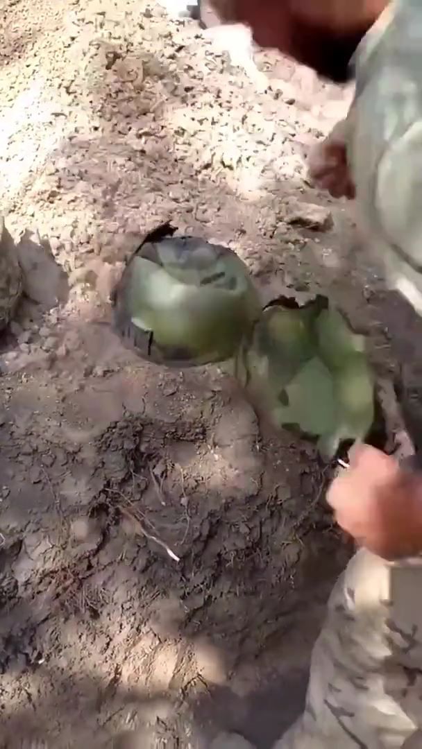 우크라이나 병사의 주먹질에 러시아군 방탄헬멧이 찌그러지며 부서지고 있다. /우크라이나군 SNS 영상 캡처