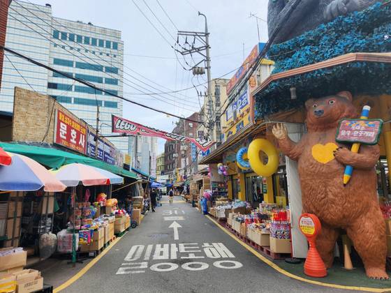저출산으로 아이들이 줄어들며 완구·분유·교복 등의 산업이 큰 타격을 받고 있다. 지난 8일 오후 한산한 모습의 서울 창신동 완구거리. 원동욱 기자