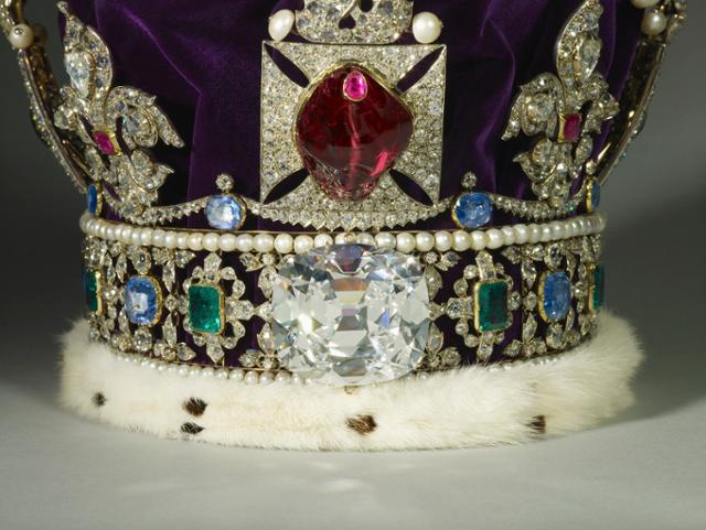 '왕관(Imperial State Crown)'의 가운데 박힌 커다랗고 투명한 다이아몬드가 '컬리넌 다이아몬드' 원석에서 세공해 만든 314캐럿짜리 보석이다. 영국 왕실재단인 ‘로열 컬렉션 트러스트’ 홈페이지