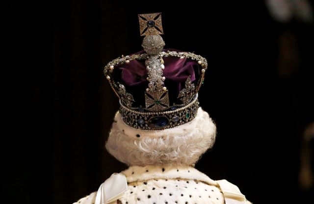 왕관을 쓰고 있는 엘리자베스 2세의 모습. AFP 연합뉴스