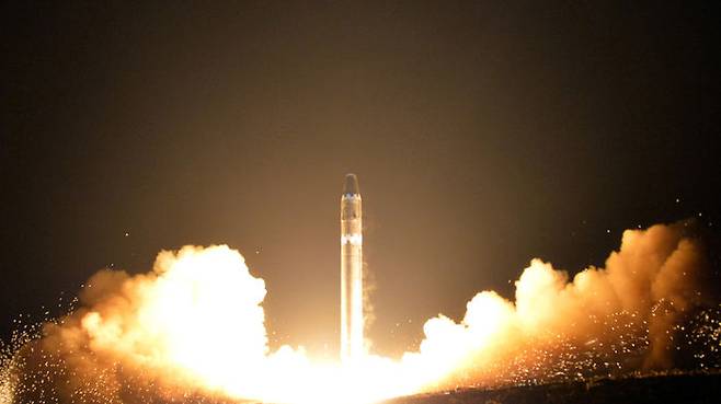 2017년 11월30일 북한 '화성-15형' ICBM 발사 장면. 북한은 미국 본토를 직접 타격할 수 있는 미사일을 확보한 뒤 2018년 미북정상회담에 나와 담판을 시도했다. (사진=연합뉴스)