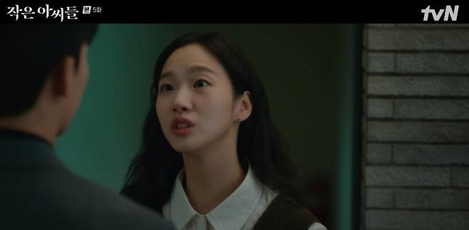 Kim Go-eun was left in great shock after witnessing Um Ki-joons bare face.On TVN Little Women, which aired on the 17th, a re-enactment (Um Ki-joon) was depicted, which showed a face in front of Inju (Kim Go-eun).On this day, Inju felt complicated feelings by watching a documentary about Inhye (Park Ji-hoo)s story at the house of Hyolyn (Jeon Chae-eun).Inju found his house because of the ivory (Uhm Ji-won) asking him to take care of the children.But then the Chancellor appeared and asked if he knew that ivory had gone to Singapore, and Hyolyn said in a frightened voice, I did not know.Did your mother go to Singapore?The re-enactment in the video said, I am originally a fool to my women.Daughter fool, wife fool, he said, but he actually surprised Hyolyn by hitting TV with a Golf club.Hyolyn, who screamed, ordered Hyolyn to call my mother, when shes coming. Hyolyn called the ivory, but Inju dissuaded him.The ivory went to Singapore to attend the department store open event, and after checking the event photos posted on the Internet, the Chancellor responded with a softened response.Do you know all these people are crazy? Theyre not normal. Thats what Shin said, and Hyolyn was your father, right?Isnt it over when it turns out weve taken 70 billion?Doyle said, I made a paper company under the name of Inju.I am going to go to Movie - The Negotiation as a book. He said, Park Jae-sangs violence is a thoroughly calculated violence.He didnt come out of the world for a year or two. Hes going to give you 70 billion dollars.You dont believe me? he asked, and said, The person who does the money launders everything to protect the money.Cant you believe how much money Ill value you? Inju took Doyles hand with a 6-4 contract.