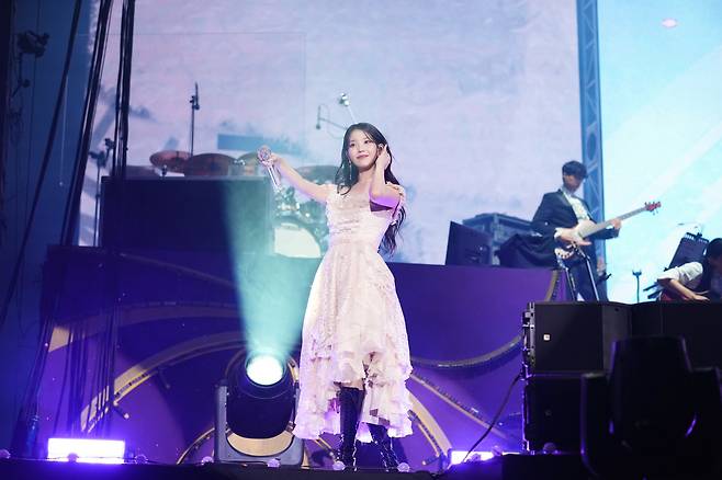 Seoul=) = Singer IU had a hearing problem, Confessions.At 7 p.m. on the 18th, the second day of the performance of 2022 IU Concert  (2022 IU CONCERT ) was held at the olympic main stadium of Jamsil-dong Sports Complex in Songpa-gu, Seoul.IU, who made the final stage of the performance with You and me on this day, appeared on stage again with the encore song Love Poem.After the stage, IU said, Actually, todays performance was a little difficult, he said. In general, the first performance is much harder, and the second day is a much easier atmosphere even if I was a little rested. I prepared the performance. I do not think it is serious, but I can not control my ears well from a year ago, he said. I thought this performance should be done only for me, and I only need my ears to be fine on the day.Fortunately, I followed my neck so well, but my ears got a little worse from the end of the performance yesterday, so I think I had a little hellish day rehearsing last night and today, IU said. So when I started my first song, I came up with a feeling of I do not know what will happen.In the meantime, IU also thanked the fans who performed the performance on this day.Meanwhile, the Concert, which was held between the 17th and 18th, is the largest offline solo performance held by the IU in about three years after Love, Poem, which was held in 2019.It is meaningful that IU is the first Korean female singer to open at the Olympic main stadium of Jamsil-dong Sports Complex called Dream Stage.