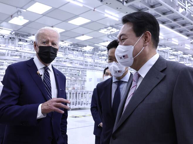 윤석열 대통령과 조 바이든 미국 대통령이 지난 5월20일 경기 평택 삼성전자 반도체 공장을 둘러보며 대화하고 있는 모습. /뉴스1