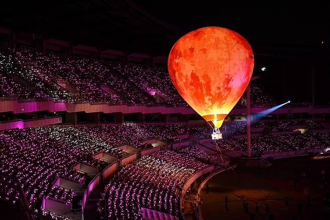 Singer IU presented Hot air balloon Performance.On the afternoon of the 18th, IU solo concert The Golden Hour: Under the Orange Sun was held at the olympic main stadium of Jamsil-dong Sports Complex in Songpa-gu, Seoul.The IUs sole concert took place about three years after the Corona 19 Pandemic; it is the ninth solo concert.On that day, the IU took a round of the main stadium on the Hot air balloon, which shaped the songs iconic pink moon, before singing Strawberry Moon.Fans cheered up to IU singing out looking out at Hot air balloon.Hot air balloon Performance was accompanied by a passenger for the safety of the artist, and several staff assisted Performance under Hot air balloon.IU got off the Hot air balloon and then returned to the stage to complete the rest of the Stroberry Moon verse.Then IU, the representative song of the song Take my hand and encouraged fans to cheer.IU. The first Korean female singer to set a milestone through this performance entered the Olympic main stadium of Jamsil-dong Sports Complex.It proved a tremendous sound source, ticket power. More than 40,000 fans filled the audience welcomed the return of the IU.Especially on this day, it was announced that it will show the performance of the past class on the 14th anniversary of debut.I will have unforgettable memories for Audiences with a special composition that has not been seen anywhere in the meantime, such as an upgraded stage composition and a rich set list with a wide range of musical spectrum.The Golden Hour: Under the Orange Sun, a solo singer IU, was held at the Jamsil-dong Main Stadium on the 17th and 18th.iMBC  Photos Provide EDAM Entertainment