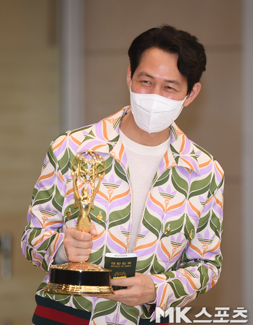 Actor Lee Jung-jae, who won the Best Actor Award for Squid Game at the 74th Primetime Emmy Award for Outstanding Comedy S Emmy Awards on the afternoon of the 18th, returned home through Incheon International Airport.On his way home, Lee Jung-jae returned home with his best friend Jung Woo-sung.Lee Jung-jae released the Emmy Awards trophy in front of a lot of fans and reporters after returning home.Lee Jung-jae then received a lot of cheers and applause from fans who visited the airport with photo time with his best friend Jung Woo-sung.Lee Jung-jae and Jung Woo-sung posed for fans and reporters while a female fan shouted out Celebrity first and Good-looking Lee Jung-jae and Lee Jung-jae could not bear to laugh and greeted the female fan with a smile.I sketched Lee Jung-jaes golden fantasy.
