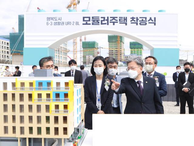 이원재 국토교통부 제1차관이 19일 세종시 모듈러 통합공공임대주택 착공식에 참석하고 있다. /사진=국토교통부 제공.